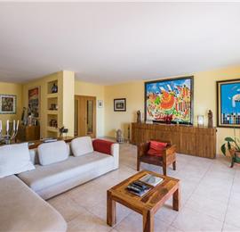 4 Bedroom Villa with Pool and Walking Distance from Gale Beach, Sleeps 8
